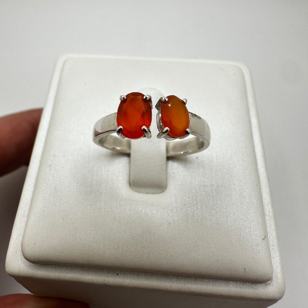 NWOT oval cut, faceted carnelians all set in sterling silver ring!